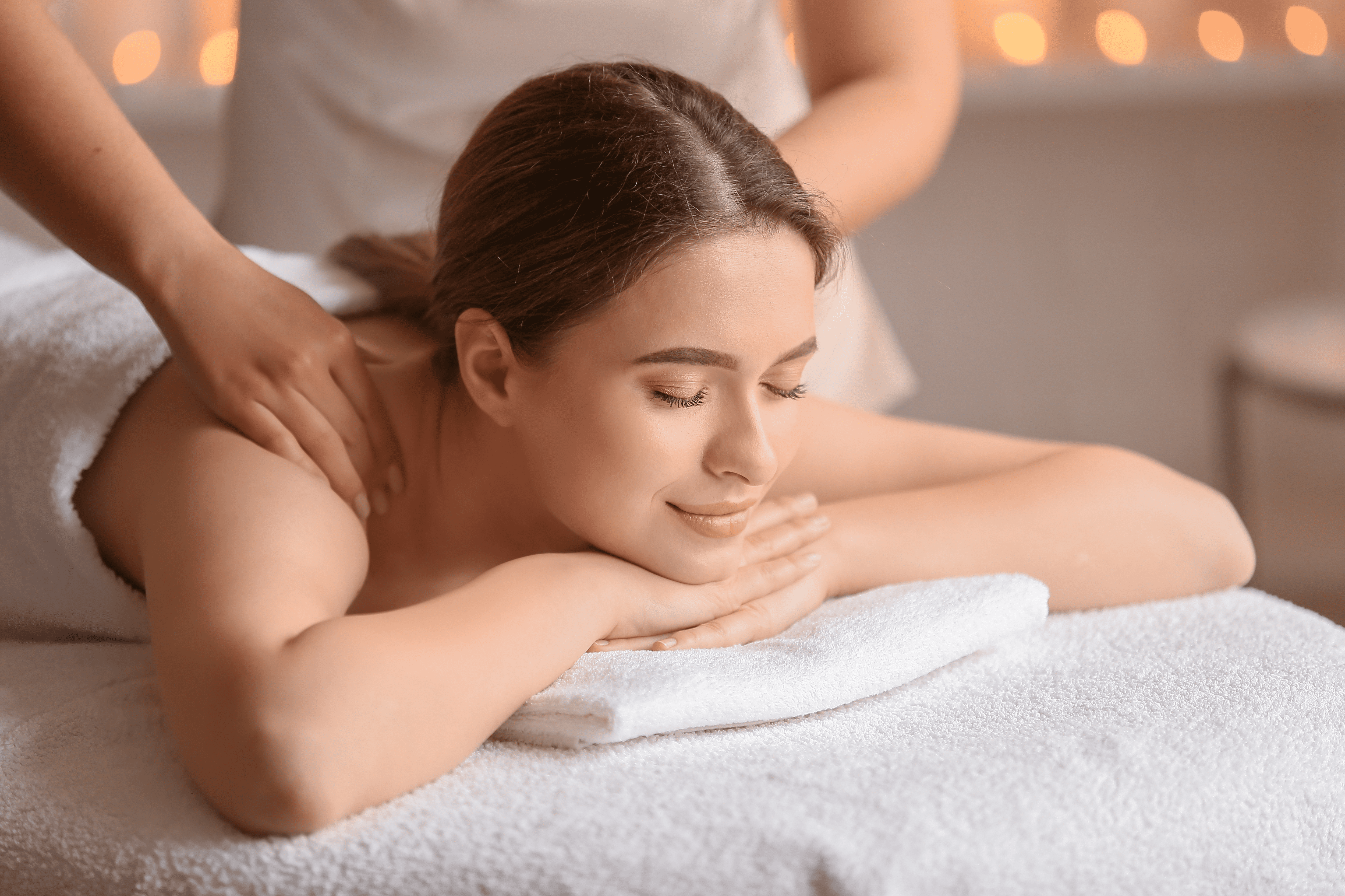 Eine attraktive Frau genießt eine Wenness Massage